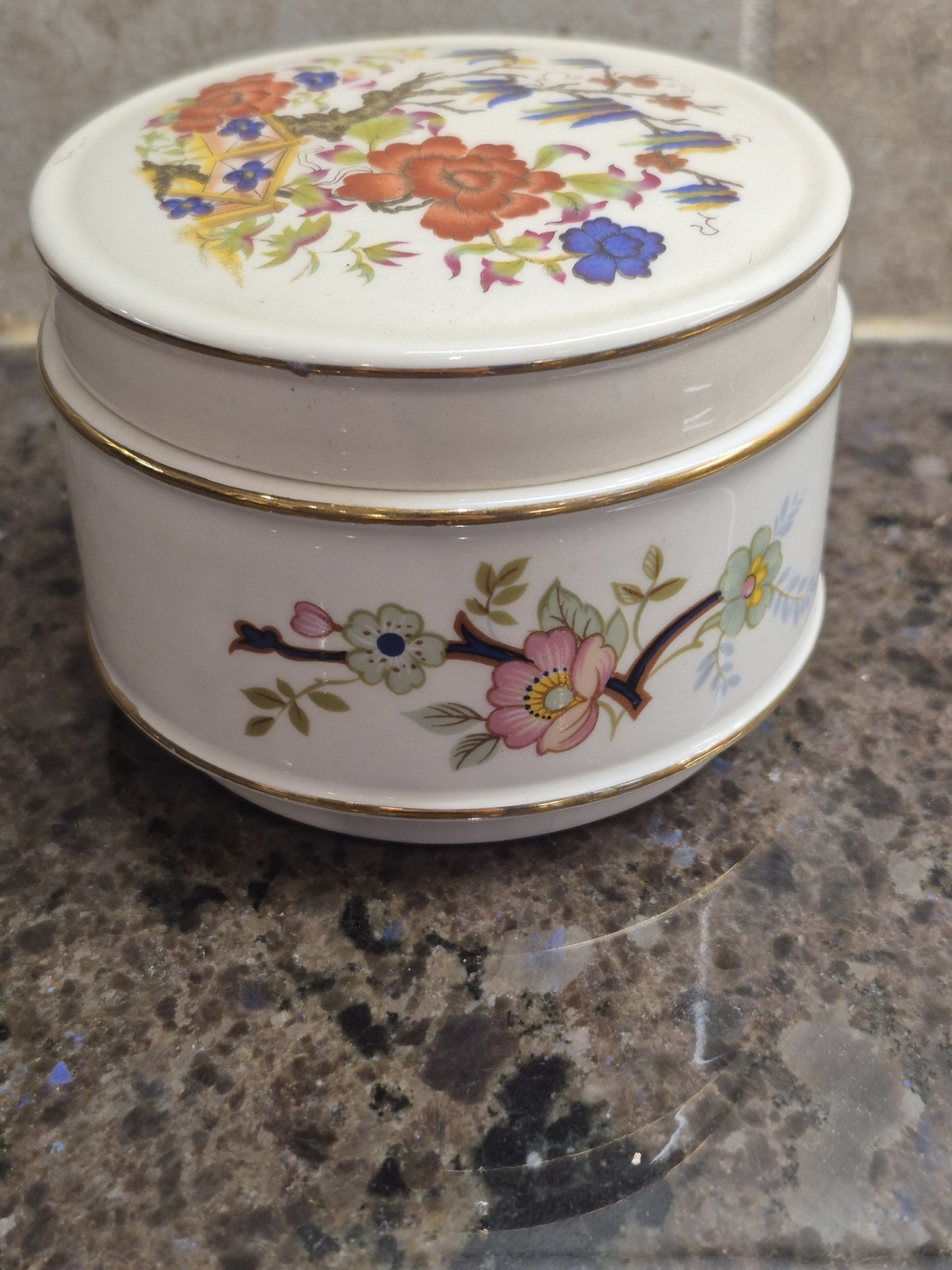 Vintage Sadler Floral Bouquet Porcelain Powder‎ Jar Trinket Box England EUC